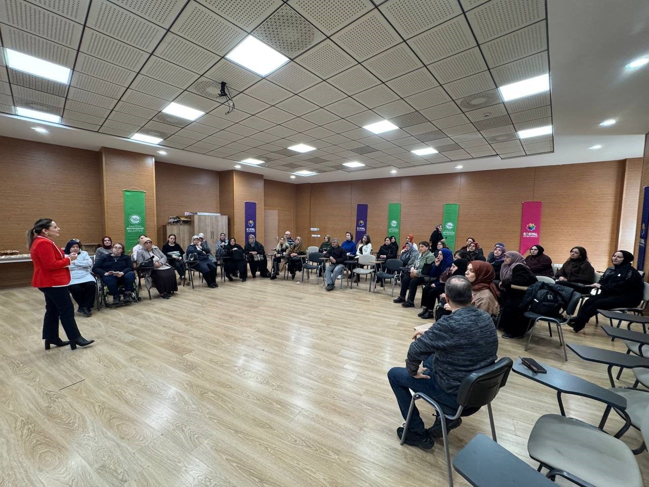 SAKARYA'DA SOSYAL GELİŞİM MERKEZİ'NDE (SGM) GERÇEKLEŞTİRİLEN SEMİNERDE BİR ARAYA GELEN ÖZEL...