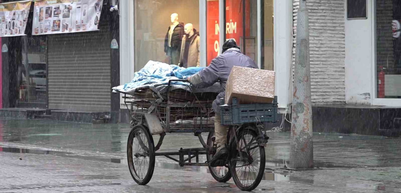 SAKARYA'DA YÜKSEK KESİMLERDE BAŞLAYAN KAR YAĞIŞI, SABAH SAATLERİNDEN İTİBAREN ŞEHİR MERKEZİNDE DE...