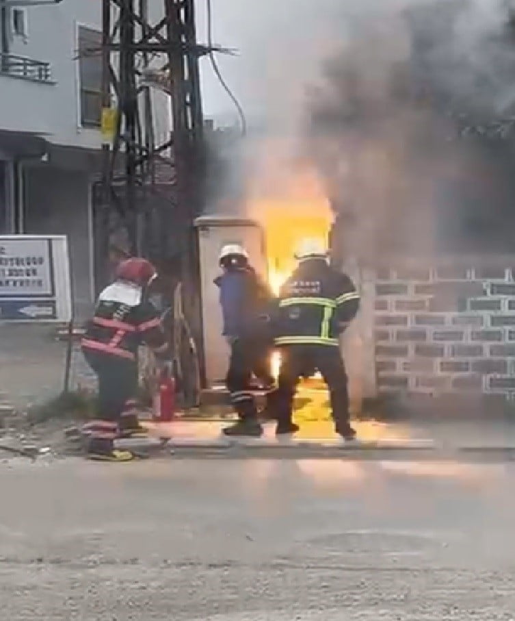 SAKARYA'NIN AKYAZI İLÇESİNDE TRAFODA ÇIKAN YANGINA EKİPLERİN MÜDAHALESİ ESNASINDA YAŞANAN PATLAMA...