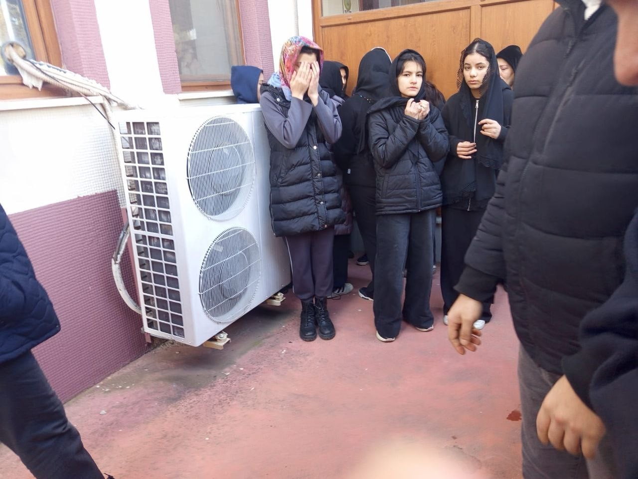 SAKARYA'NIN KARASU İÇERİSİNDE DERS İŞLENDİĞİ ESNADA LAVABO İHTİYACI OLDUĞUNU BELİRTEREK SINIFTAN...