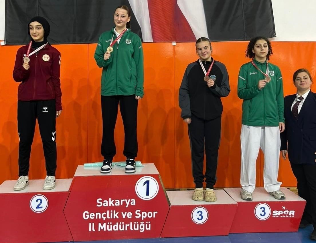 SAKARYA BÜYÜKŞEHİR BELEDİYESİ SPOR KULÜBÜ KARATE SPORCULARI, CAMİLİ SPOR SALONU’NDA DÜZENLENEN...