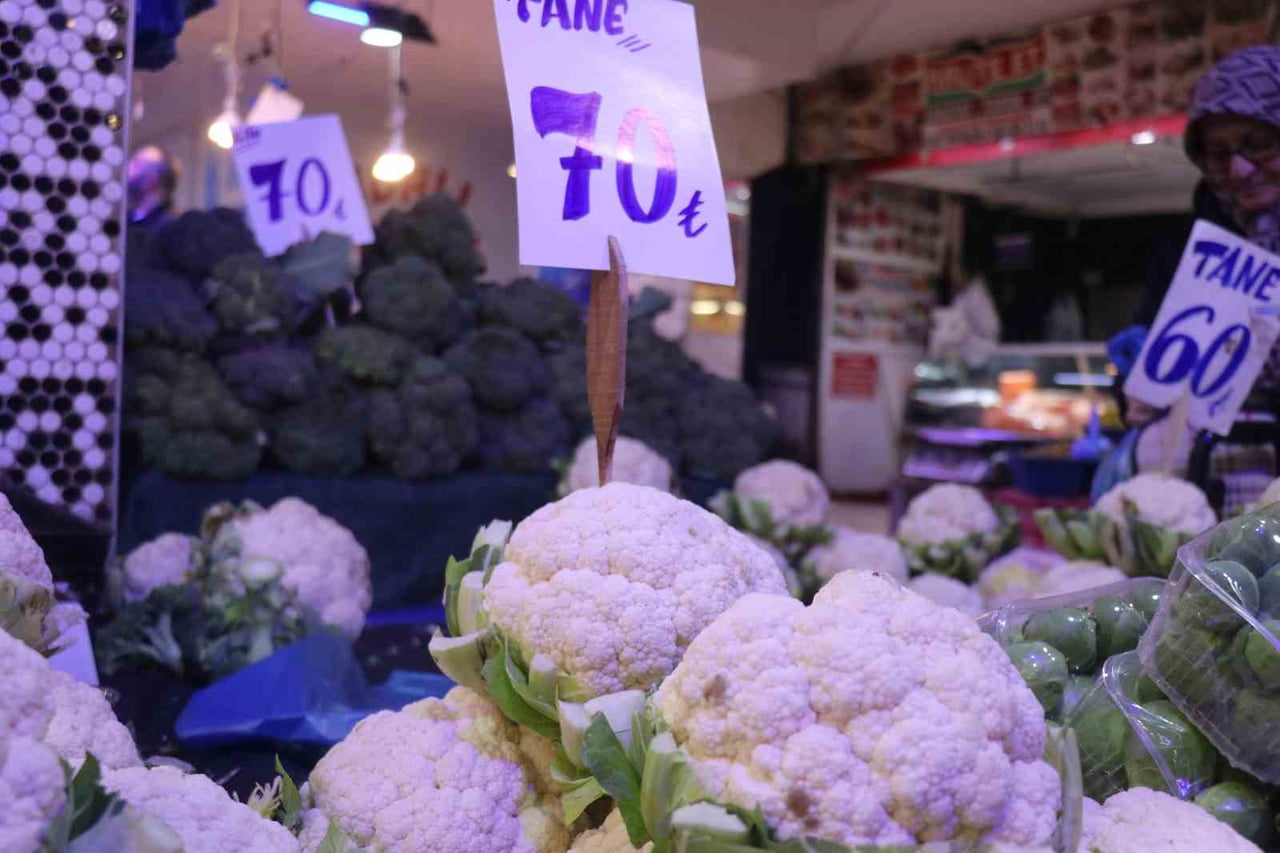 SAKARYA’DA KIŞ SEZONUNUN GÖZDE SEBZELERİ BROKOLİ, KARNABAHAR VE ISPANAK TEZGAHLARDAKİ YERİNİ...