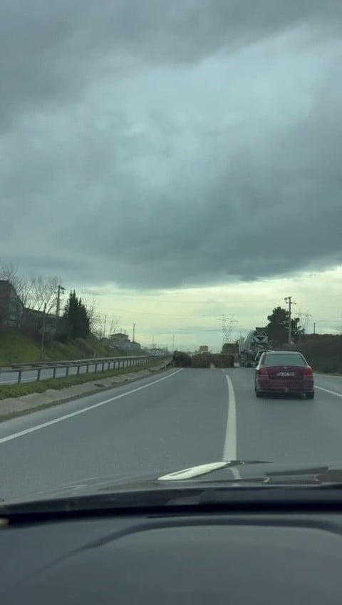 SAKARYA’NIN ADAPAZARI İLÇESİ D020 KARA YOLUNDA SEYİR HALİNDEKİ TIRDAN DÜŞEN SAMAN BALYALARI...