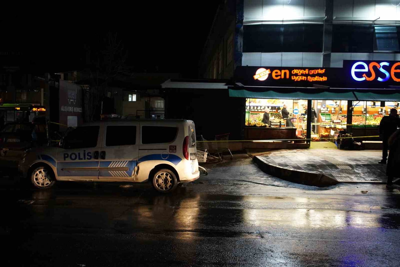 SAKARYA’NIN ADAPAZARI İLÇESİNDE ÇIKAN KAVGADA GÖĞSÜNDEN BIÇAKLANAN ADAM HAYATINI KAYBETTİ. KAÇAN...