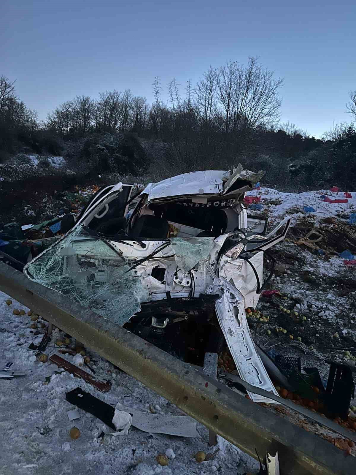 SAKARYA’NIN ADAPAZARI İLÇESİNDE KONTROLDEN ÇIKAN KAMYONET TAKLALARA ATARAK YOLDAN ÇIKTI. MEYDANA...