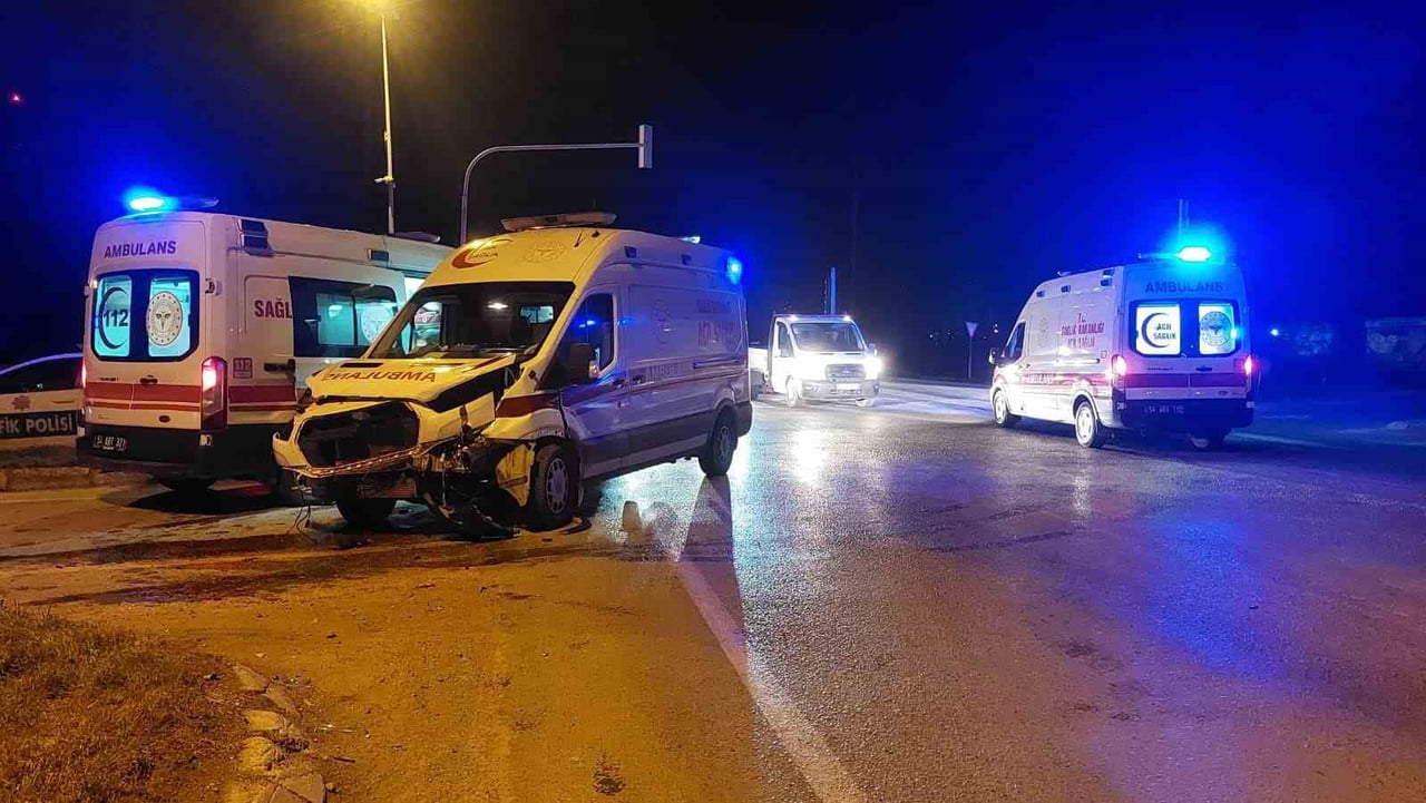 SAKARYA’NIN AKYAZI İLÇESİNDE OTOMOBİL İLE BAŞKA BİR HASTANEYE NAKİL GERÇEKLEŞTİREN AMBULANSIN...