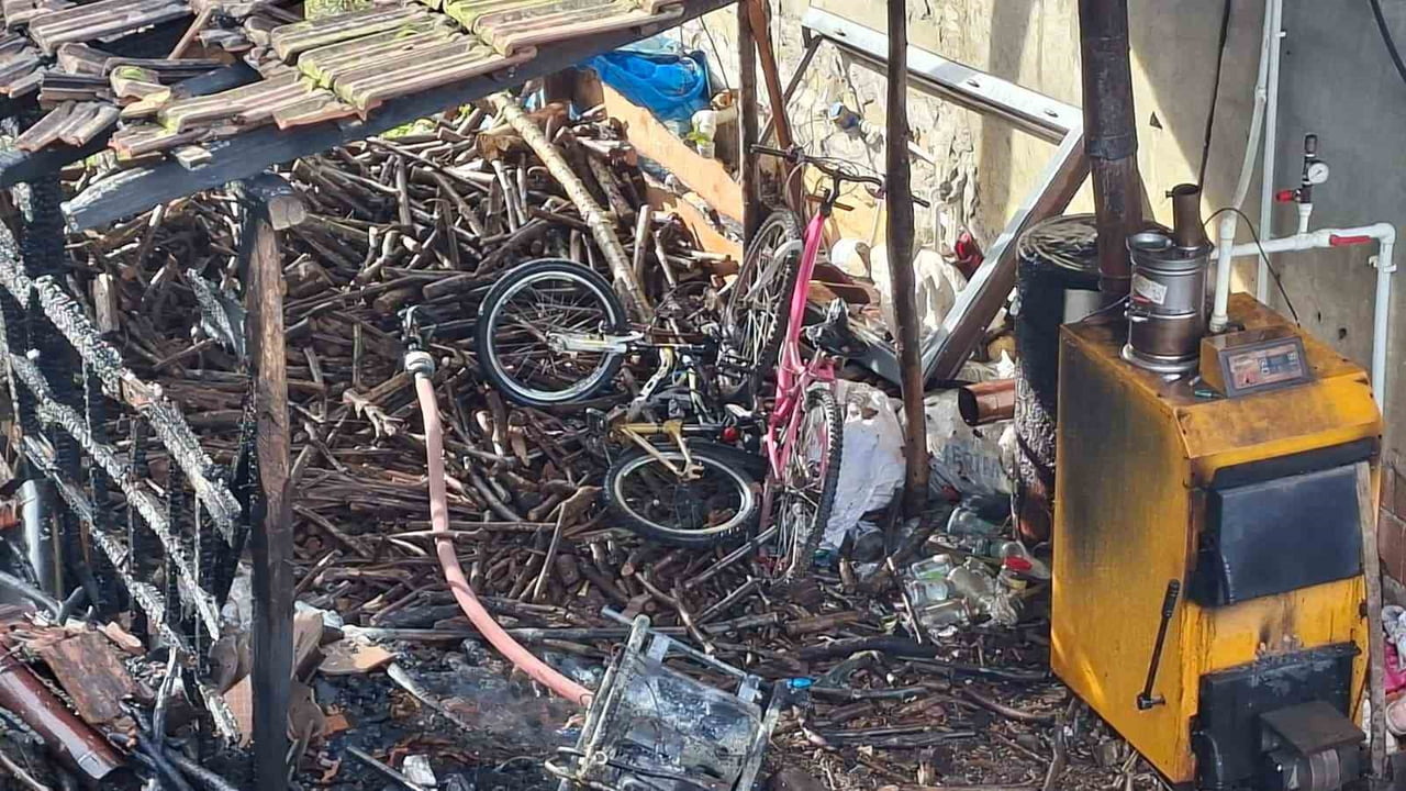 SAKARYA’NIN AKYAZI İLÇESİNDE TEK KATLI EVİN BİTİŞİĞİNDE BULUNAN ODUNLUKTA ÇIKAN YANGIN İTFAİYE...