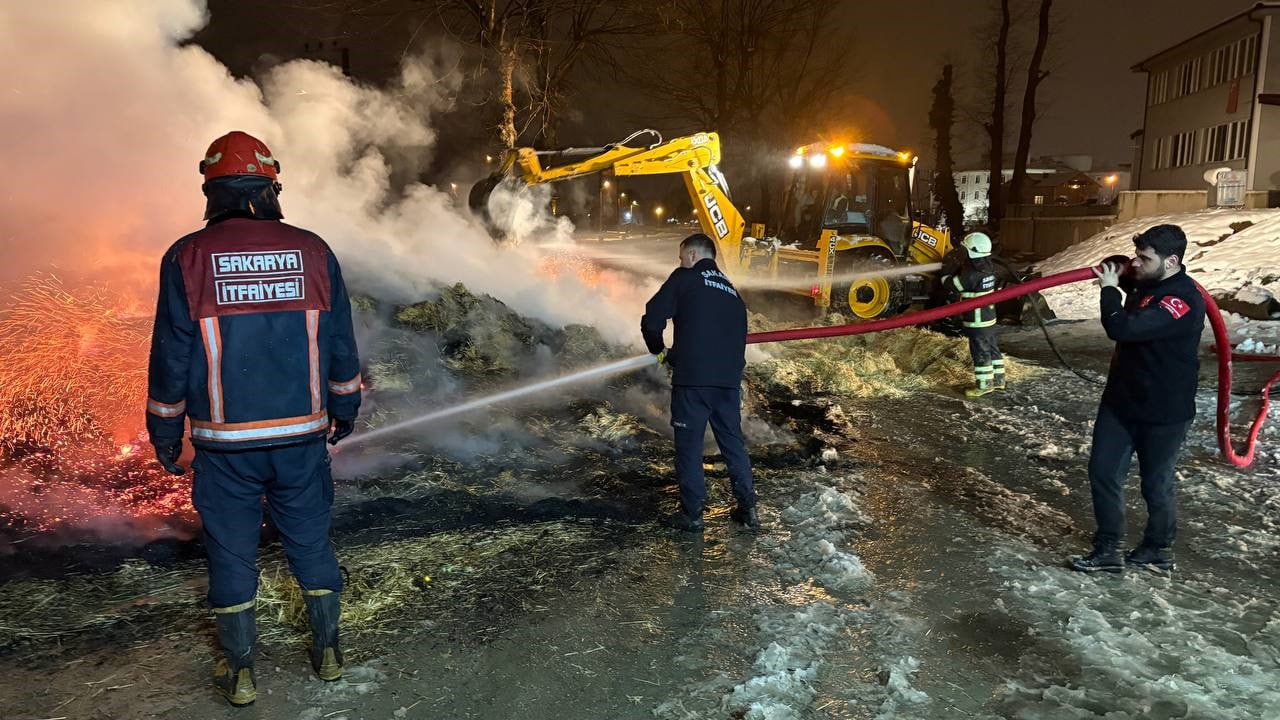 SAKARYA’NIN HENDEK İLÇESİNDE PARK HALİNDE DURAN KAMYONUN KASASINDA BULUNAN SAMANLAR ALEV ALEV...