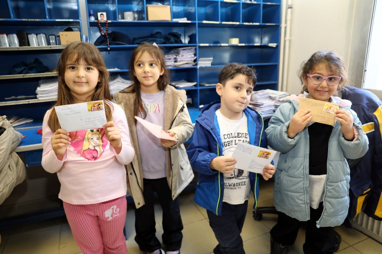 SAKARYA’NIN KARASU İLÇESİNDE EĞİTİM GÖREN ANAOKULU ÖĞRENCİLERİ, YAKINLARINA GÖNDERMEK ÜZERE ÖZENLE...