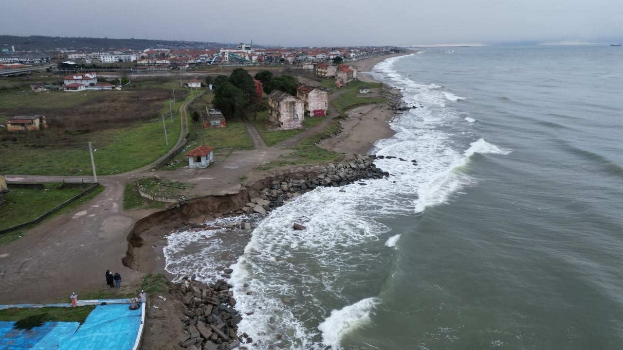 SAKARYA’NIN KARASU İLÇESİNDE MEYDANA GELEN KIYI EROZYONU NETİCESİNDE KARADENİZ’E KIYISI OLAN...