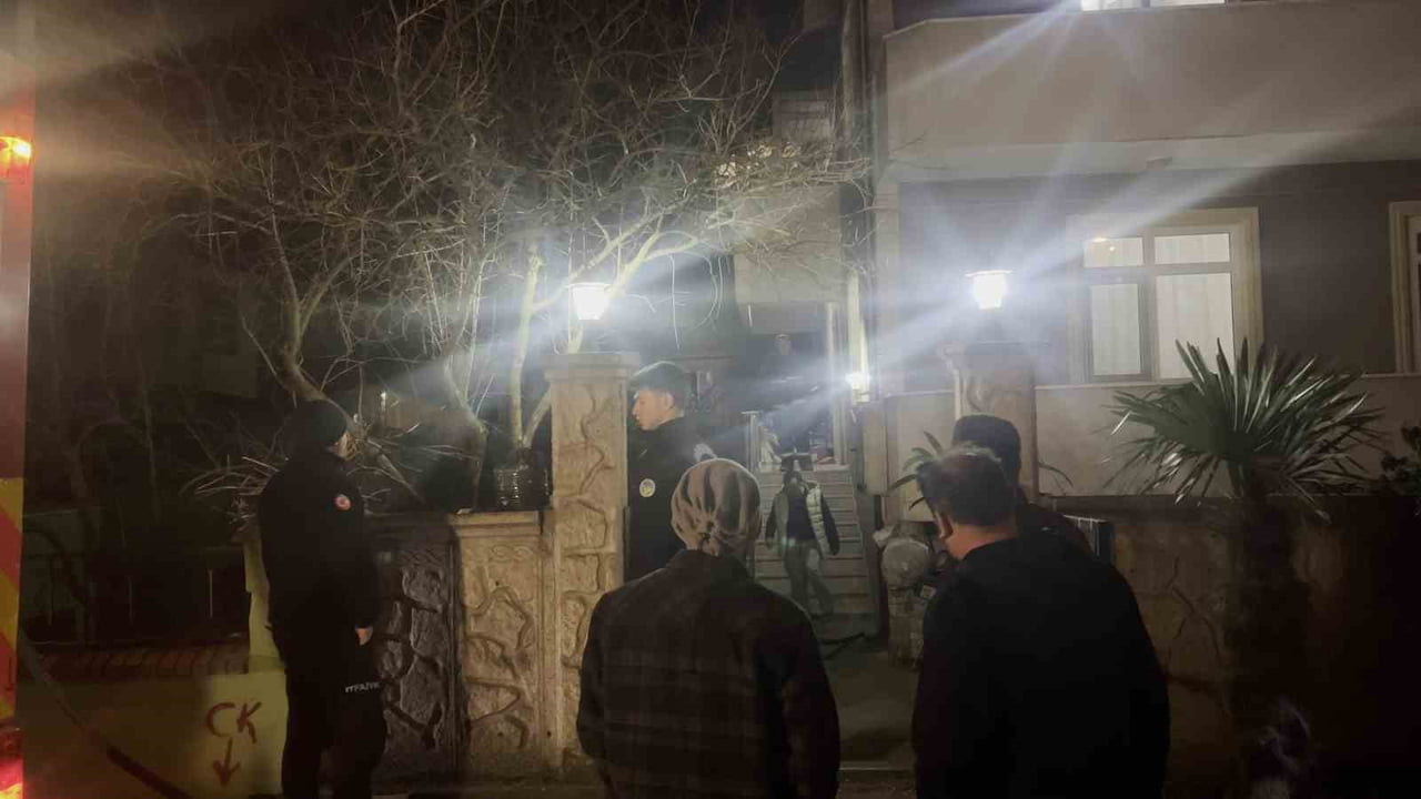 SAKARYA’NIN KAYNARCA İLÇESİNDE BİR EVİN BALKON BÖLÜMÜNDE ÇIKAN VE PANİĞE SEBEP OLAN YANGIN...