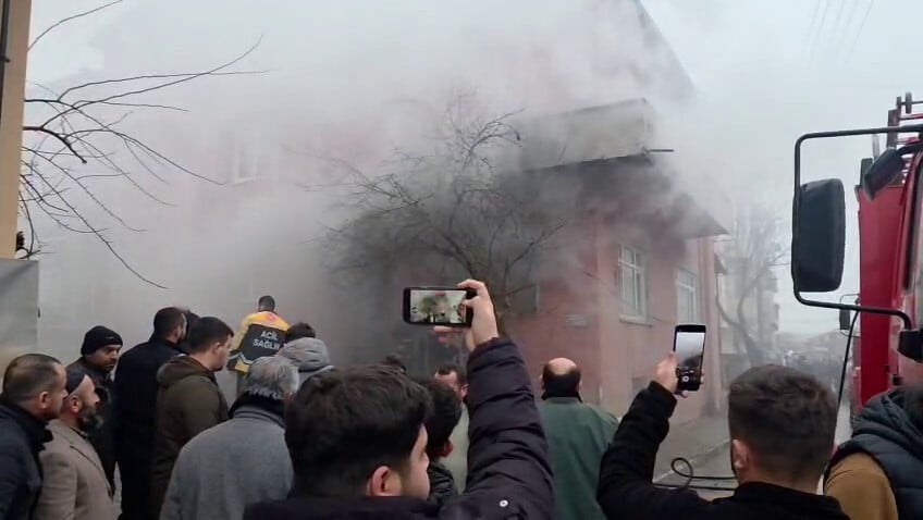SAKARYA’NIN KAYNARCA İLÇESİNDE YABANCI UYRUKLU AİLENİN KALDIĞI EVDE ÇIKAN YANGIN, EKİPLERİN...