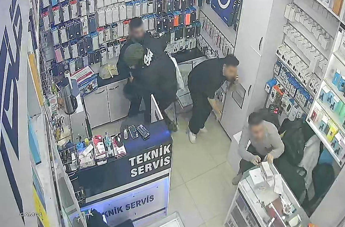 SALDIRIDA VATANDAŞLAR İŞ HANINDAKİ DÜKKANLARA SIĞINDI, O ANLAR KAMERAYA YANSIDI