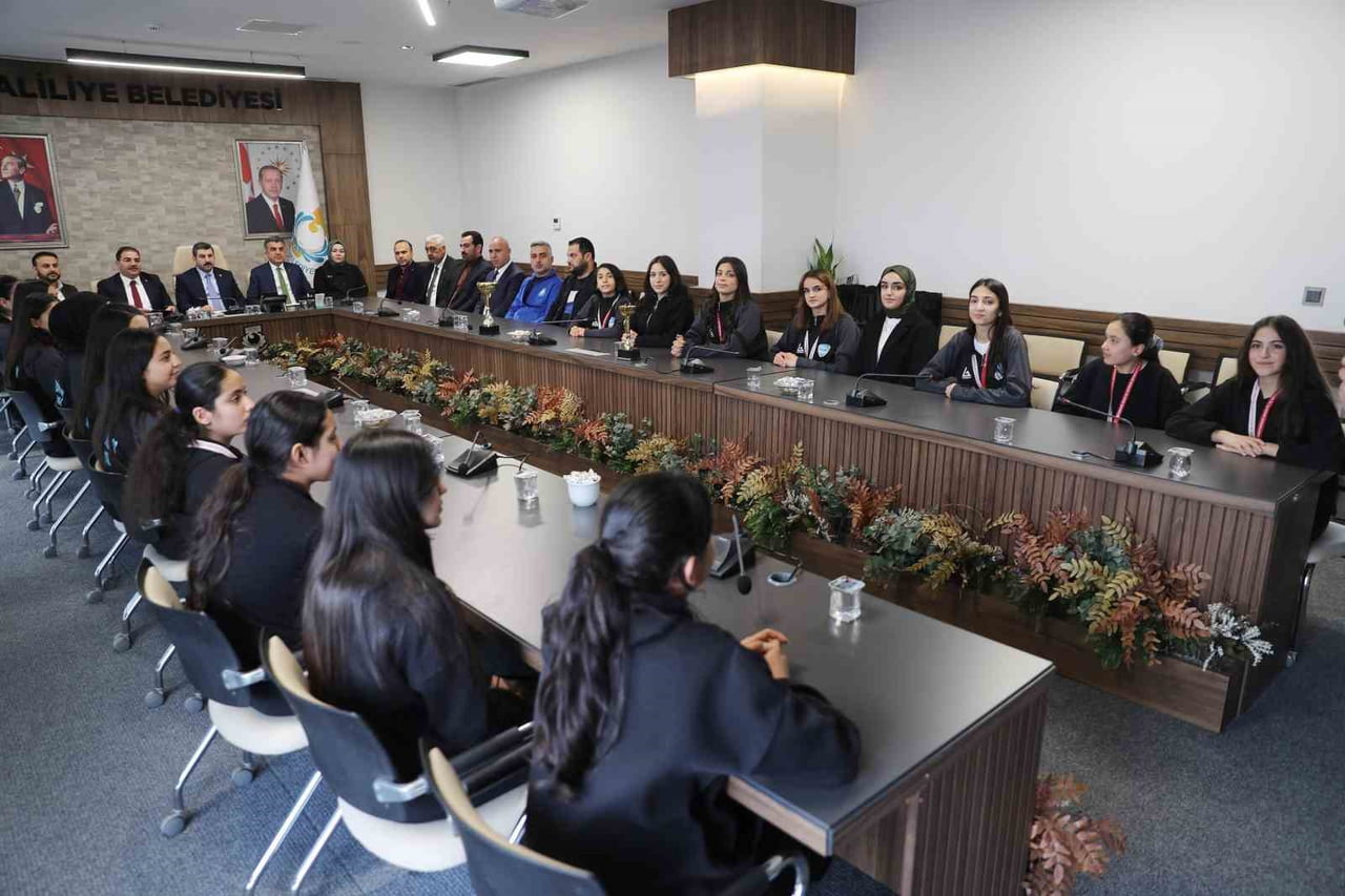 ŞAMPİYON TAKIMDAN CANPOLAT’A ZİYARET