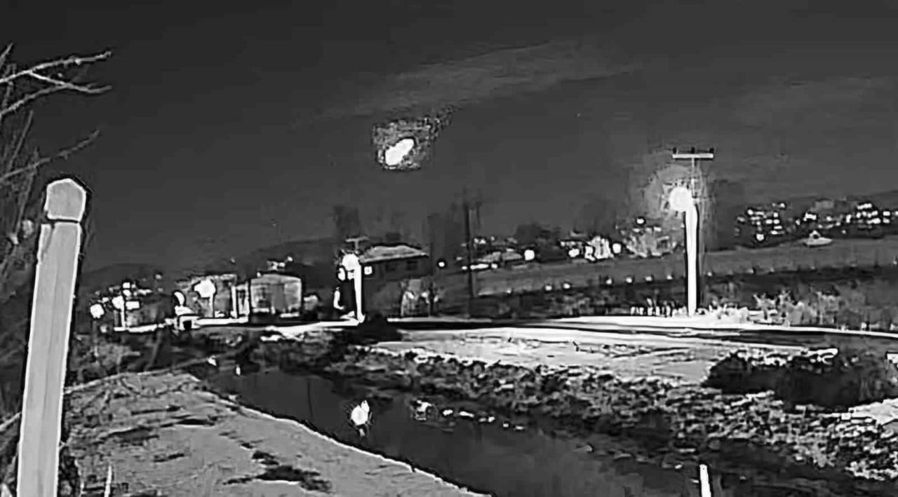 SAMSUN'DA ATMOSFERE GİREN METEOR GÖKYÜZÜNÜ AYDINLATTI. KISA SÜRELİ PANİĞE NEDEN OLAYDA METEORUN...