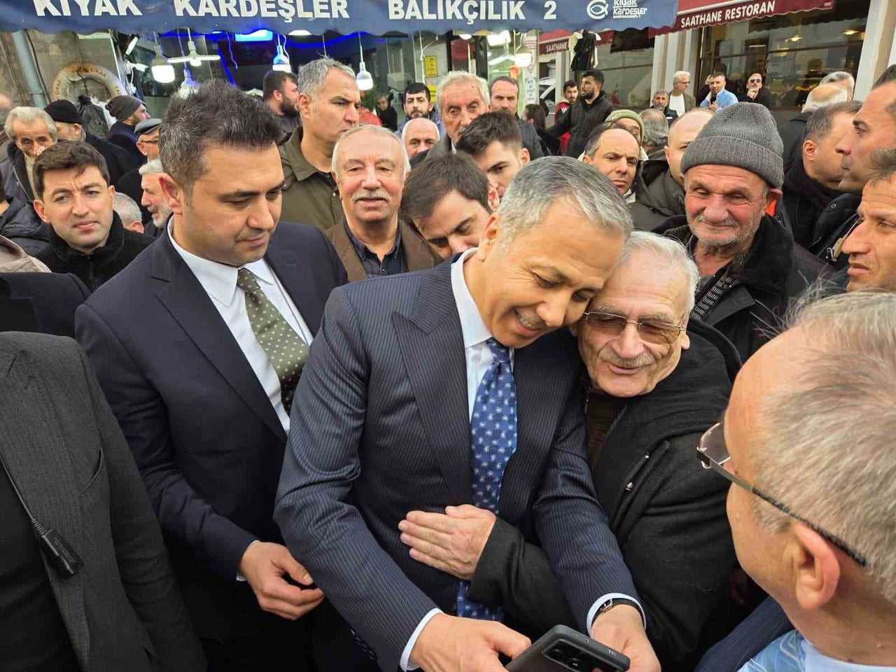 SAMSUN'DA ESNAF ZİYARETİNDE BULUNAN İÇİŞLERİ BAKANI ALİ YERLİKAYA, SAMİMİ HAREKETLERİYLE DİKKAT...