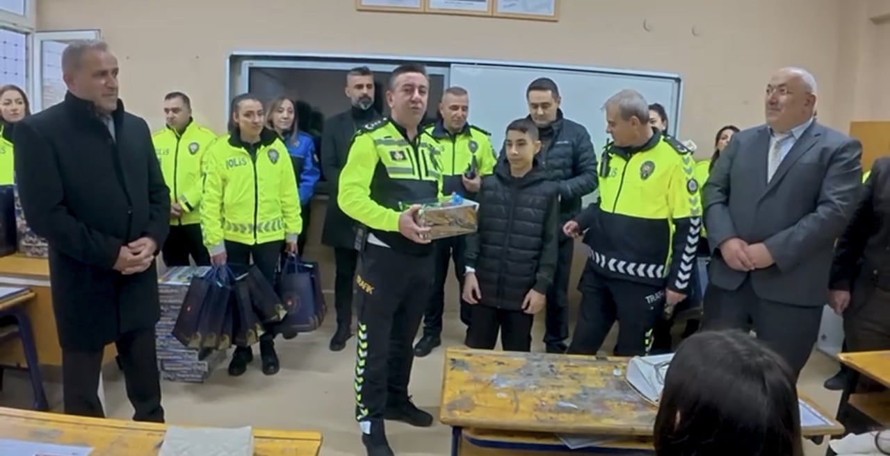 SAMSUN'DA ETKİLİ OLAN SON KAR YAĞIŞI SIRASINDA TRAFİK GÜVENLİĞİNE KATKI SAĞLAMAK AMACIYLA TRAFİK...