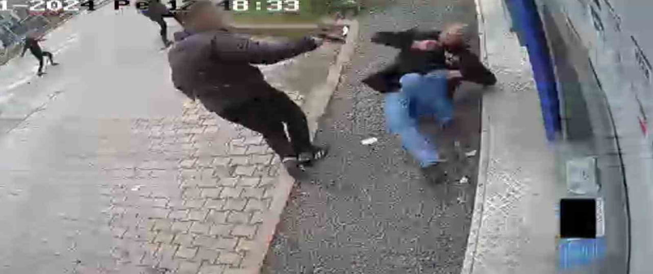 SAMSUN'DA GÜVENLİK KAMERASINA DA YANSIYAN ATM'DEN PARA ÇEKERKEN SİLAHLI SALDIRIYA UĞRAYARAK...