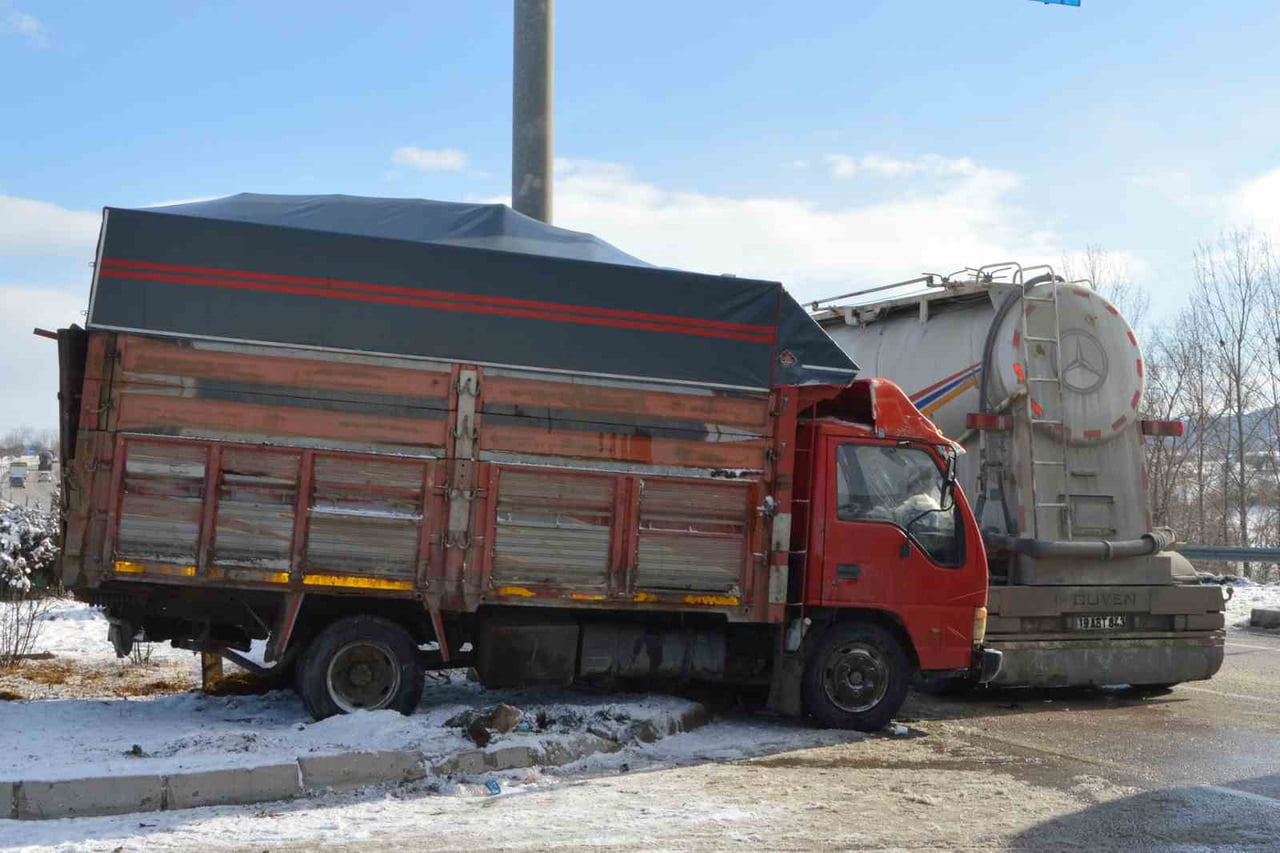SAMSUN'UN HAVZA İLÇESİNDE TIR İLE KAMYONETİN KARIŞTIĞI TRAFİK KAZASINDA 2 KİŞİ YARALANDI.