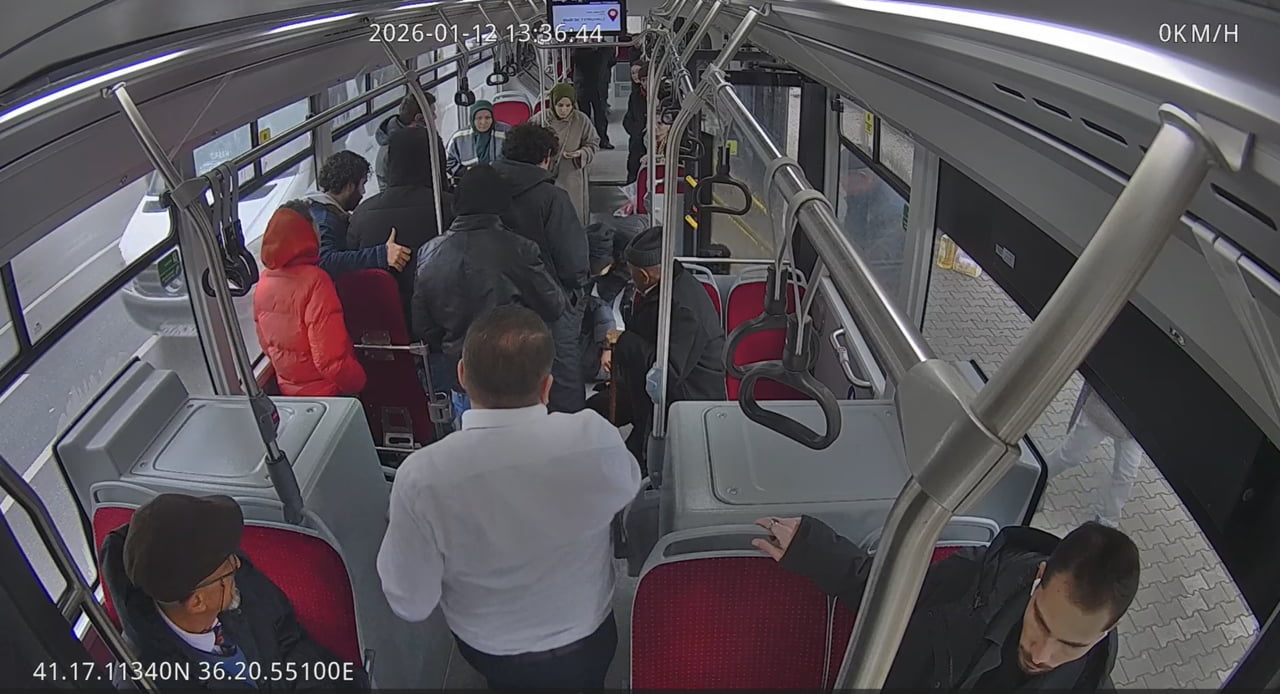 SAMSUN BÜYÜKŞEHİR BELEDİYESİ’NDE GÖREV YAPAN OTOBÜS ŞOFÖRÜ HAKAN ÖZER, GÖREV BAŞINDA SERGİLEDİĞİ...