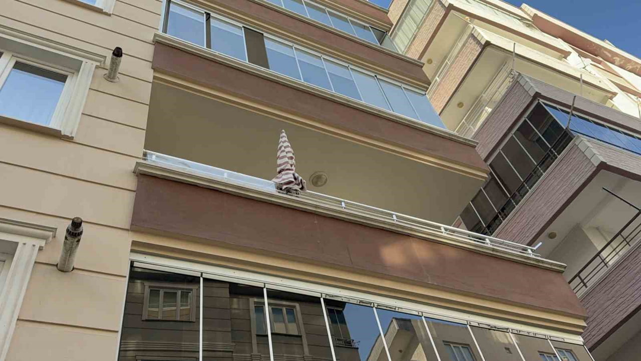 SAMSUN’DA BALKONDAN DÜŞEN 70 YAŞINDAKİ KADIN, KALDIRILDIĞI HASTANEDE HAYATINI KAYBETTİ.