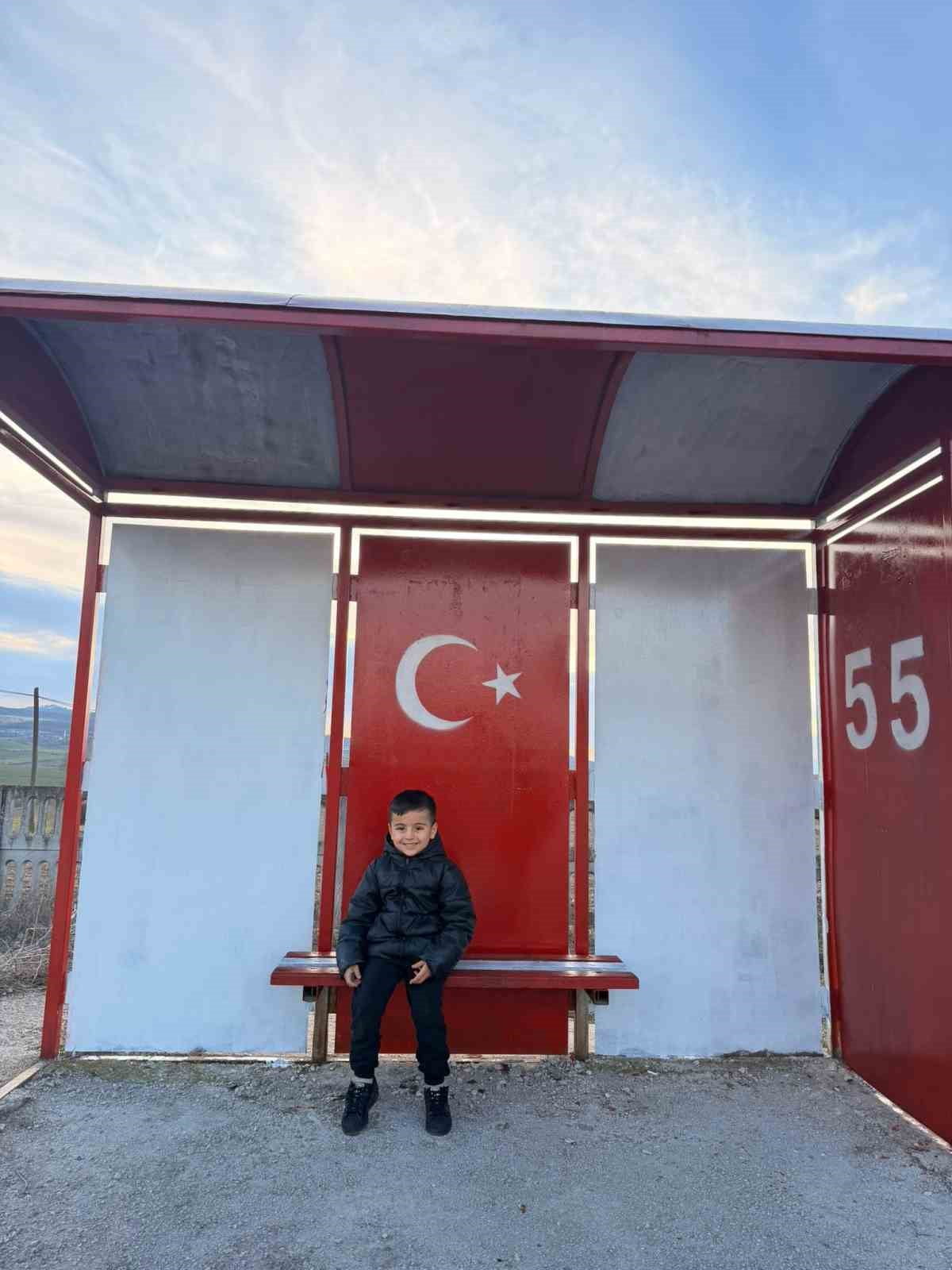 SAMSUN’DA ÇOCUKLUĞUNUN GEÇTİĞİ İLÇEDEKİ DURAKLARIN BAKIMSIZLIĞINA KAYITSIZ KALMAYAN MELİSA KAMAN...