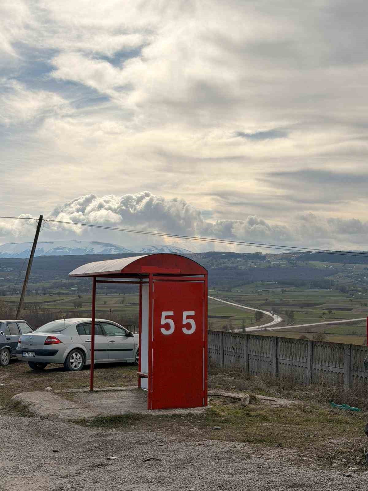 SAMSUN’DA ÇOCUKLUĞUNUN GEÇTİĞİ İLÇEDEKİ DURAKLARIN BAKIMSIZLIĞINA KAYITSIZ KALMAYAN MELİSA KAMAN...
