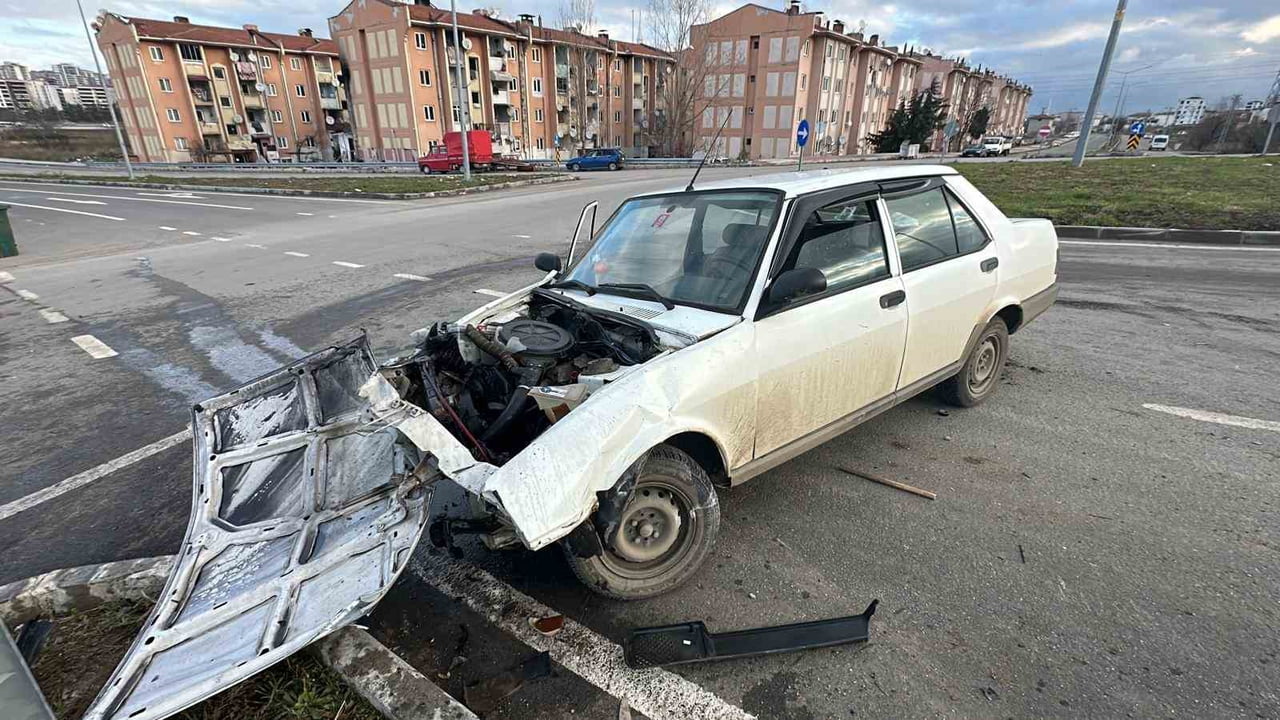 SAMSUN’DA KAVŞAKTA SUV ARAÇ İLE OTOMOBİLİN ÇARPIŞMASI SONUCU MEYDANA GELEN TRAFİK KAZASINDA 2 KİŞİ...
