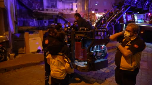 Samsun’da yangında can pazarı: 8 kişi dumandan etkilendi