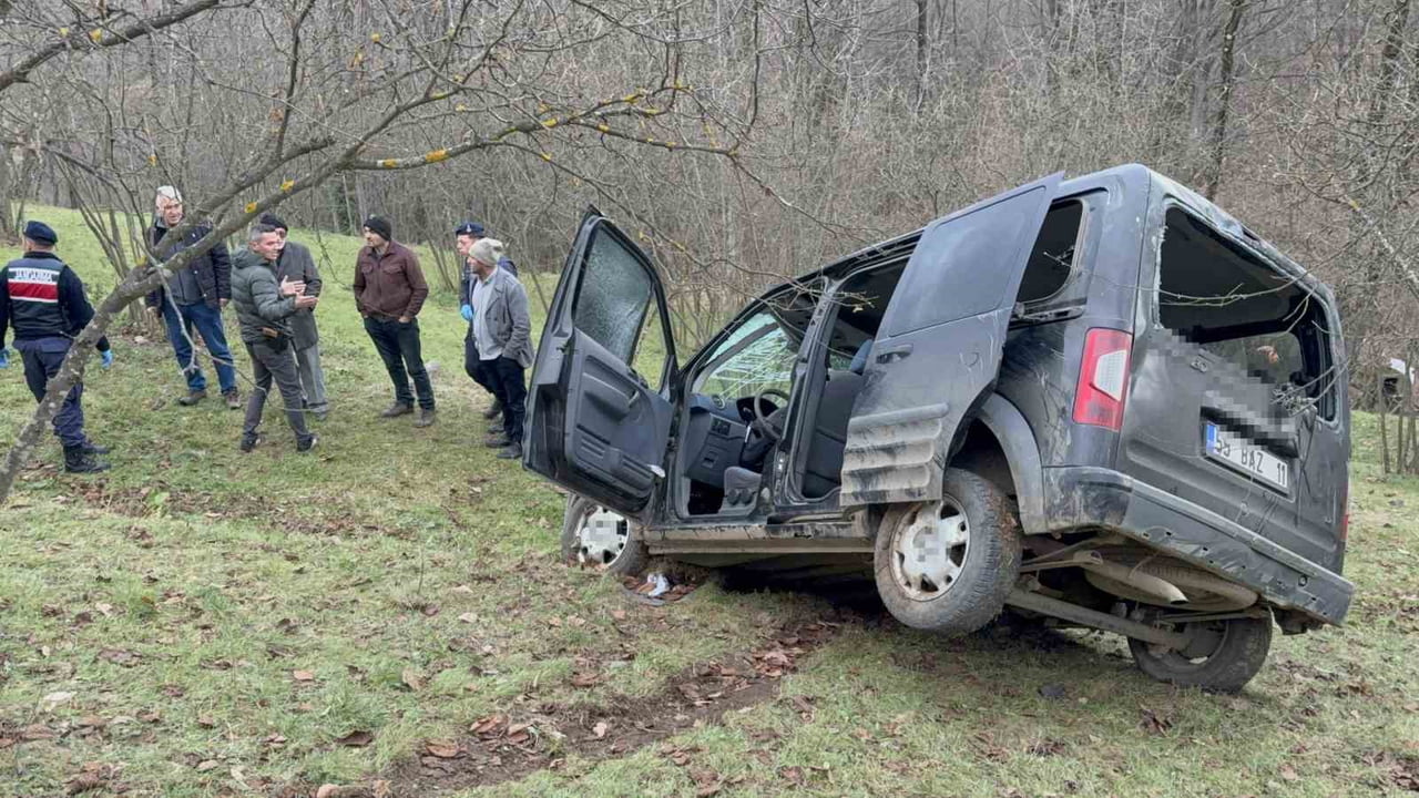 SAMSUN’DA YOLDAN ÇIKAN HAFİF TİCARİ ARACIN YAKLAŞIK 30 METRELİK UÇURUMA YUVARLANMASI SONUCU 1 KİŞİ...