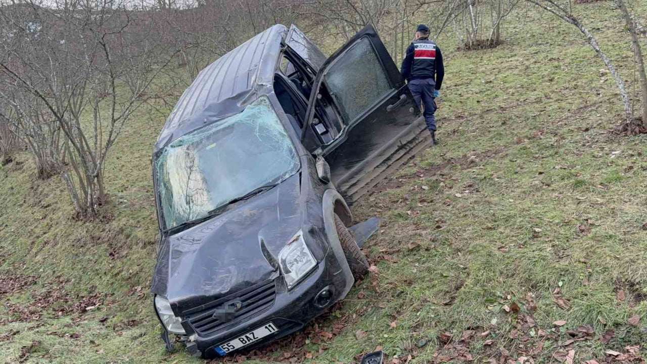 SAMSUN’DA YOLDAN ÇIKAN HAFİF TİCARİ ARACIN YAKLAŞIK 30 METRELİK UÇURUMA YUVARLANMASI SONUCU 1 KİŞİ...