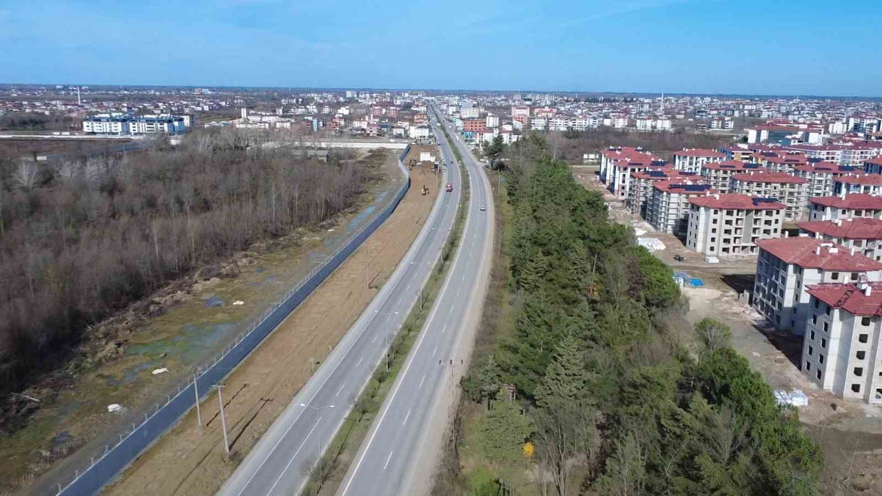 SAMSUN SU VE KANALİZASYON İDARESİ (SASKİ) EKİPLERİNİN, ÇARŞAMBA-AYVACIK KARAYOLU MEVKİİNDE...