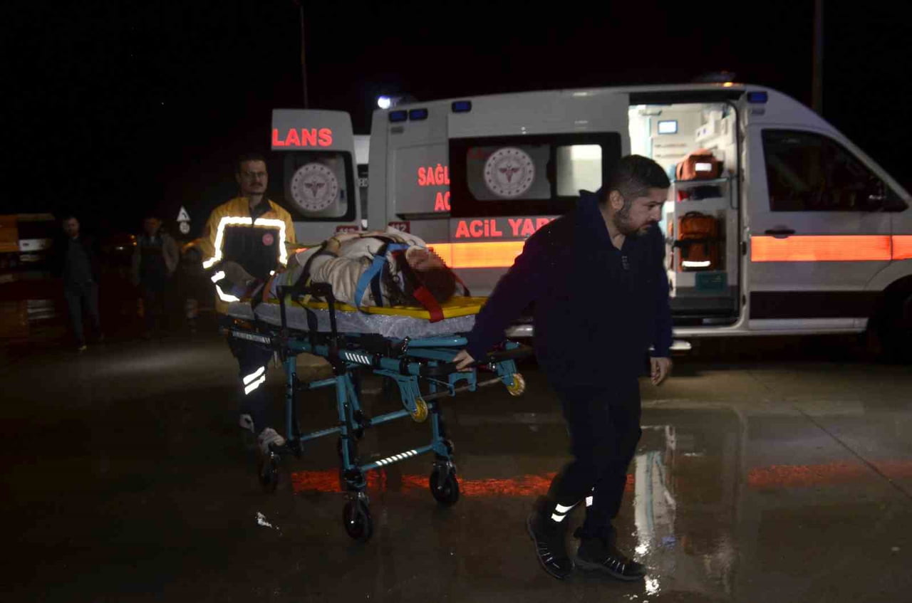 SAMSUN’UN ALAÇAM İLÇESİNDE 4 ARACIN KARIŞTIĞI ZİNCİRLEME TRAFİK KAZASINDA 5 KİŞİ...