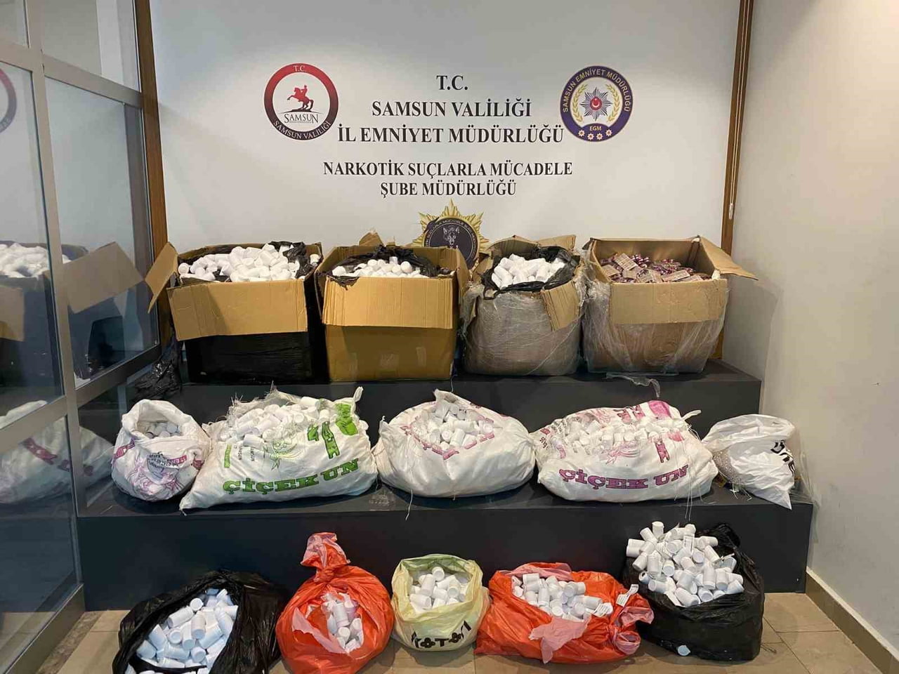 SAMSUN’UN ATAKUM İLÇESİNDE NARKOTİK EKİPLERİNCE DÜZENLENEN OPERASYONDA 236 BİN 122 ADET UYUŞTURUCU...