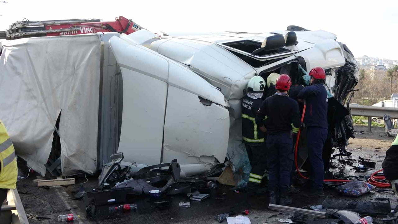 SAMSUN’UN CANİK İLÇESİNDE KONTROLDEN ÇIKAN TIRIN KARŞI ŞERİDE GEÇEREK OTOMOBİL VE SUV ARACA...