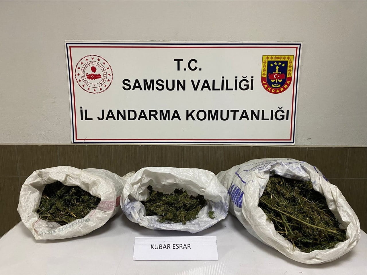 SAMSUN’UN ÇARŞAMBA İLÇESİNDE JANDARMA EKİPLERİNCE DÜZENLENEN UYUŞTURUCU OPERASYONUNDA ESRAR ELE...