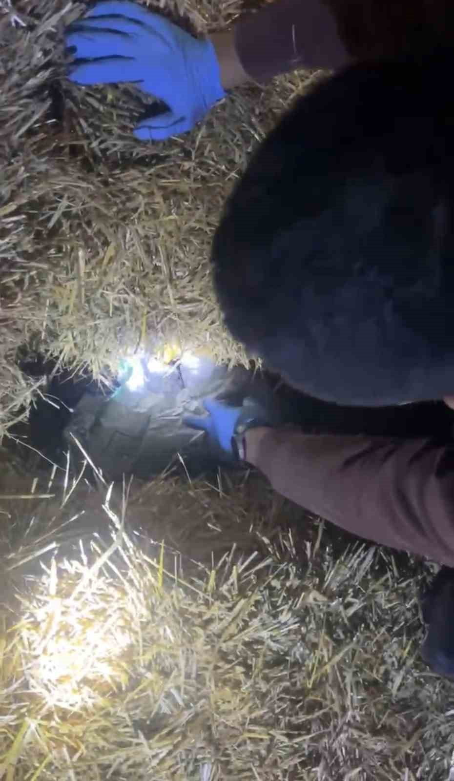 SAMSUN’UN ÇARŞAMBA İLÇESİNDE JANDARMA EKİPLERİNCE DÜZENLENEN UYUŞTURUCU OPERASYONUNDA ESRAR ELE...