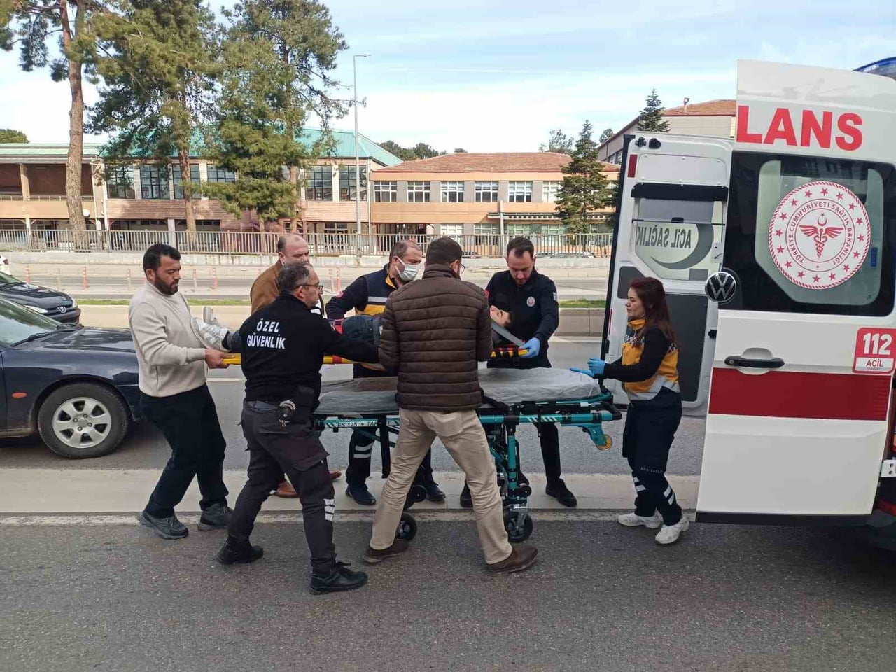 SAMSUN’UN İLKADIM İLÇESİNDE SEYİR HALİNDEKİ MOTOKURYE, ŞERİT TAKİBİNİ KAYBEDEREK RAYLI SİSTEM...