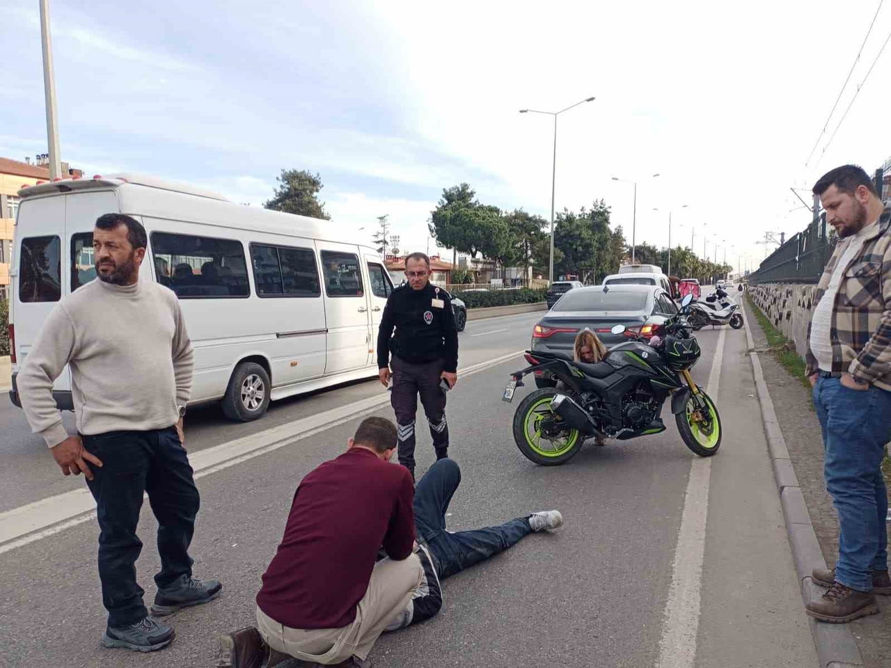 SAMSUN’UN İLKADIM İLÇESİNDE SEYİR HALİNDEKİ MOTOKURYE, ŞERİT TAKİBİNİ KAYBEDEREK RAYLI SİSTEM...