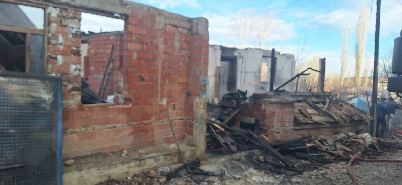 SAMSUN’UN VEZİRKÖPRÜ İLÇESİNDE BİR EVDE ÇIKAN YANGINDA 2 KİŞİ HAYATINI KAYBETTİ.