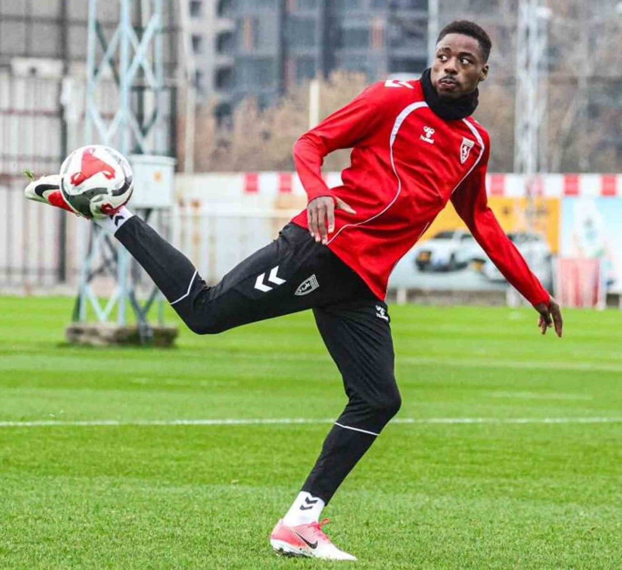 SAMSUNSPOR’DA FENERBAHÇE İLE ANLAŞAN HOLLANDALI KANAT OYUNCUSU ANTHONY MUSABA İLE KARŞILIKLI...
