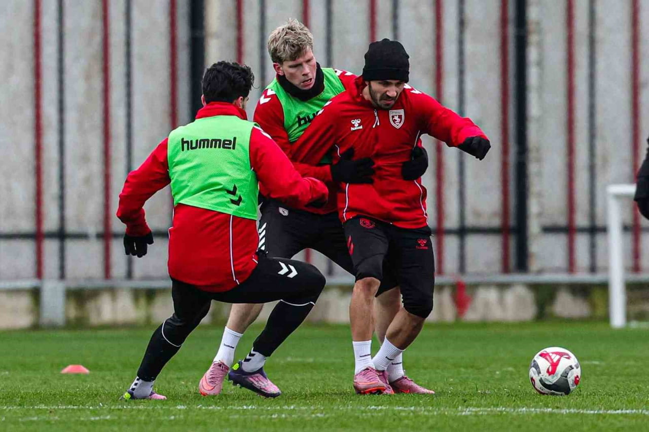 SAMSUNSPOR’DA SOL AÇIK OYUNCUSU EMRE KILINÇ’IN UZUN SÜRELİ SAKATLIĞI SONRASINDA KANAT ROTASYONUNDA...