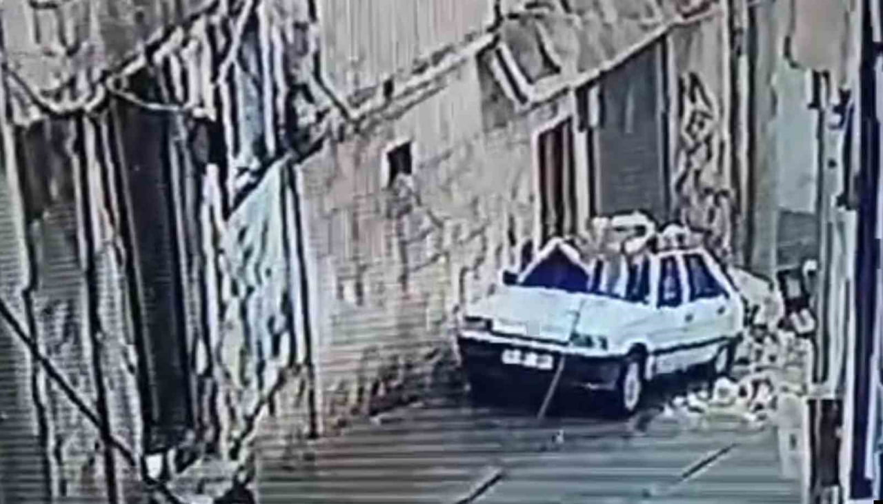 ŞANLIURFA'DA İSTİNAT DUVARININ OTOMOBİL ÜZERİNE DEVRİLDİĞİ ANLAR KAMERADA