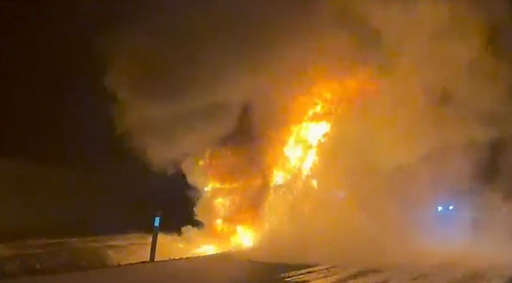 ŞANLIURFA’NIN SİVEREK İLÇESİNDE SEYİR HALİNDEYKEN ALEV ALAN TIR, KISA SÜREDE TAMAMEN YANARAK...