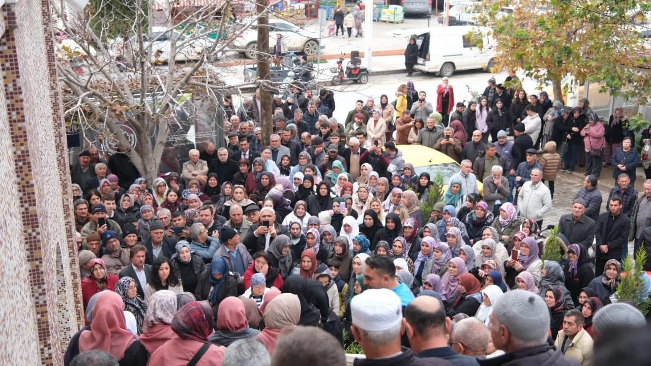 SARIGÖL İLÇESİNDEN TÜRKİYE DİYANET VAKFI ORGANİZASYONUYLA UMREYE GİDECEK 93 KİŞİ, GÖZYAŞLARI VE...