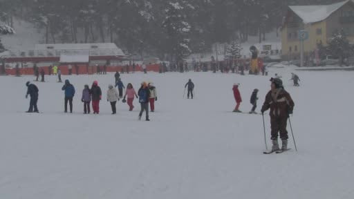 Sarıkamış'ta kar yağışı altında kayak ve snowboard keyfi