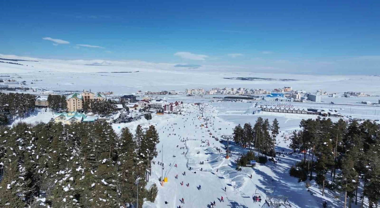 SARIKAMIŞ KAYAK MERKEZİ DOLDU TAŞTI(KARS-İHA)