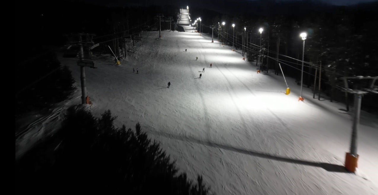 SARIKAMIŞ KAYAK MERKEZİ, YENİLENEN AYDINLATMA SİSTEMİYLE KAYAKSEVERLERE GECE VAKTİNDE DE...