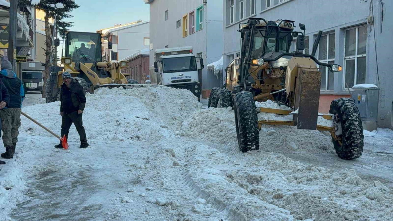 SARIKAMIŞ’TA ETKİLİ OLAN YOĞUN KAR YAĞIŞININ ARDINDAN BELEDİYE EKİPLERİ, HAYATI NORMALE DÖNDÜRMEK...