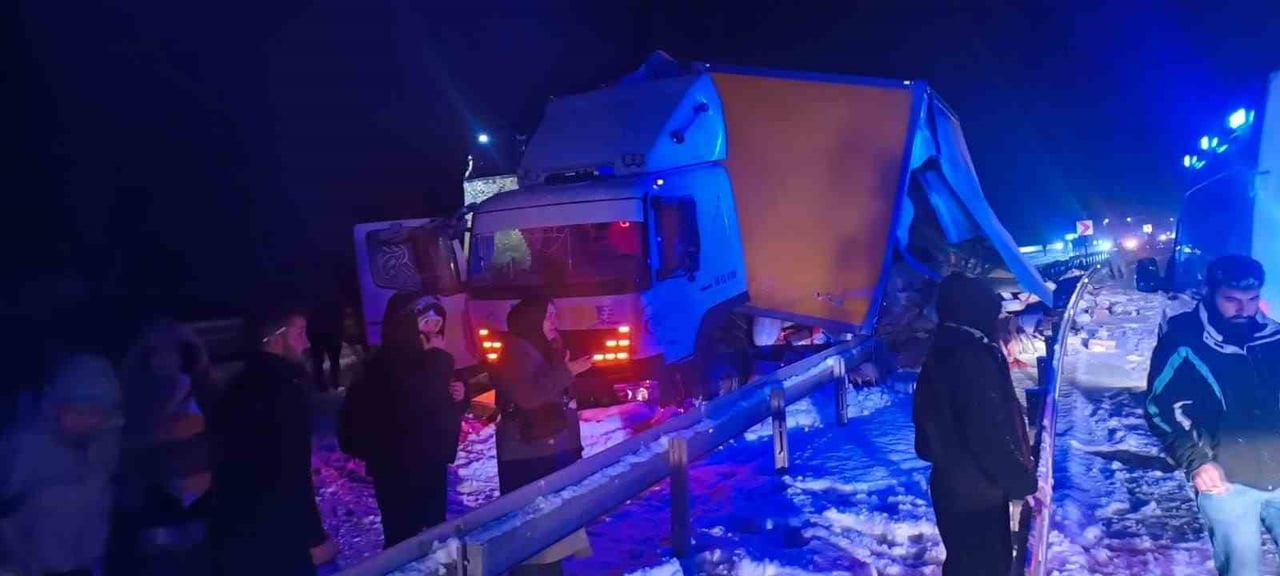 SARIKAMIŞ’TA OTOBÜS KAMYONA ÇARPI: 9 YARALI(KARS-İHA)